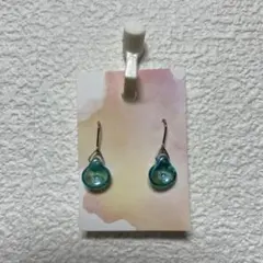 青緑色の樹脂製ドロップ型ピアス