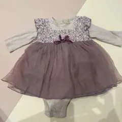 フリル付き紫色ロンパース