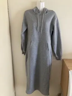 1回着用のみ秋冬大活躍レディースカジュアルフード付きワンピースS