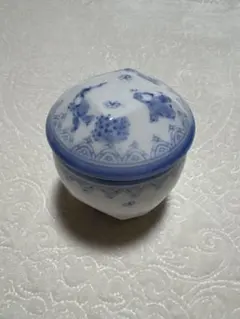 青と白の陶器製小物入れ