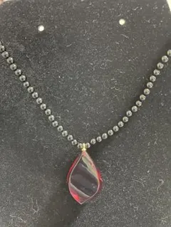 黒と赤の水滴型ペンダントネックレス