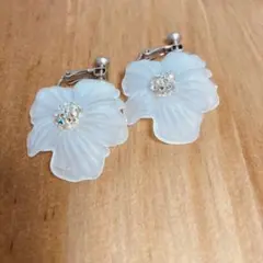 花の形状 ホワイト イヤリング