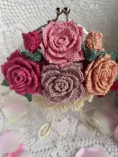 お花のがま口ポーチ　手編み　ハンドメイド　バラ