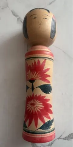 赤い花模様の木製こけし　鳴子