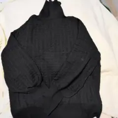 黒タートルネックニットセーター