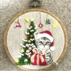 ハンドメイド刺繍フレーム　クリスマスツリーとキジトラ子猫