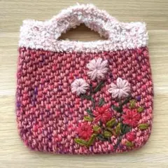 かぎ針編みの小花刺繍ミニバッグ