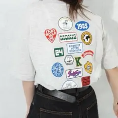 nemne store ワンポイント刺繍入りバックプリントTシャツ グレーのサムネイル