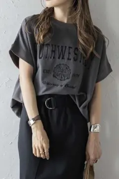 ボンジュールサガン　カレッジ刺繍ピグメントスウェットTシャツ　チャコールグレー