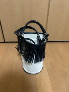 フリンジ付きショルダーバッグ 黒と白