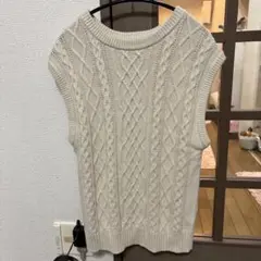 【美品】ジーユー　ケーブルニットベスト　ベージュ　Ｓ