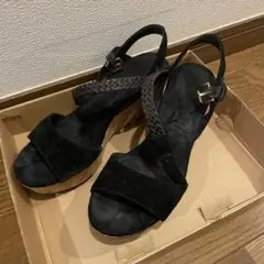 UGG ブラックスエードウェッジヒールサンダル