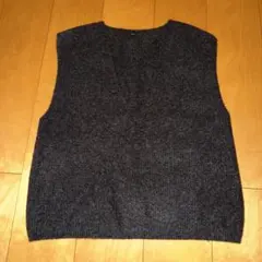 UNIQLO グレーVネックベスト
