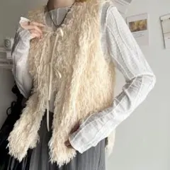 パッと目を惹く華やかコーデに。前後2wayリボン付きシャギーファーベスト