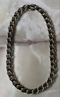 ゴールドとブラックのチェーンネックレス
