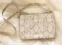 GU マルチルームミニショルダーバッグ　ヘビ柄　パイソン柄　ベージュ