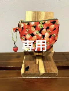 半月ポーチ　いちごプリント　いちごチャーム