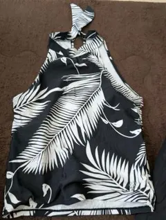 黒地に白の葉柄ハイネックキャミソール