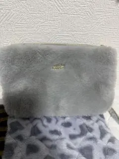 AHKAH グレー ファーポーチ