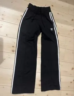 adidas ブラックジャージパンツ XS