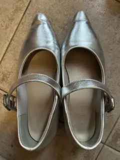 シルバー ストラップ付きパンプス