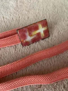 ピンクの帯留め 金色模様