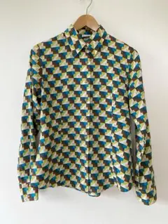 幾何学模様の長袖シャツ