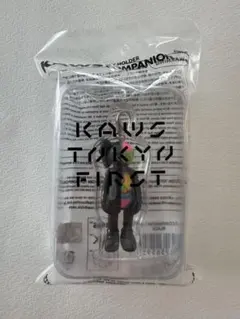 KAWS VGN海外限定ポストカード - メルカリ
