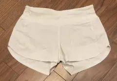 ルルレモン白ショートパンツのサムネイル