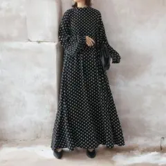 水玉　総柄　ロングワンピース　マキシ丈　ぽわん袖　長袖　モノトーン　モード　黒