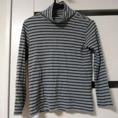 グレーと黒のストライプタートルネック
