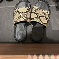 ヘビ柄スライドサンダル