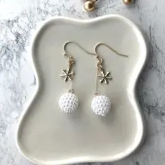 No.49 パールビーズと雪パーツのピアス