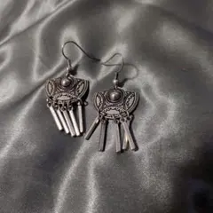 ボヘミアンスタイル シルバー色ピアス