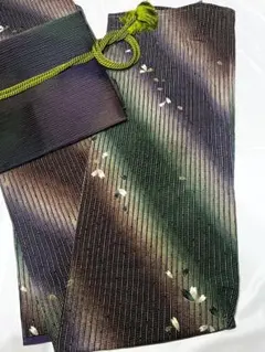 【美品】小紋　袷　ポリエステル着物　洗える着物　しつけ糸付　桜の花びら　縦縞