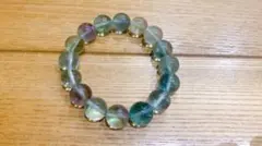 一粒パープル混ざり入りのキラキラ虹があるグリーン系フローライトブレスレット