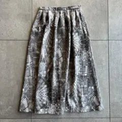 幾何学模様のロングスカート