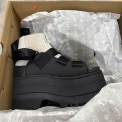 【新品未使用】UGG ゴールデンライズ 厚底サンダル ブラック 完売品のサムネイル