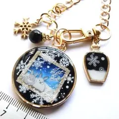 雪の結晶彩る冬の窓辺とうさぎのバッグチャーム　レジン
