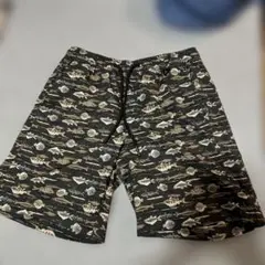 魚プリント 黒ショートパンツ