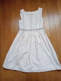 アイボリー ノースリーブ ひざ丈ワンピース