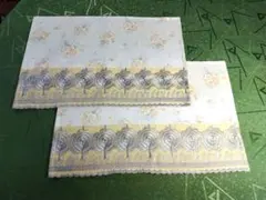 ベルギー刺繍生地と花柄プリント切り替えのランチョンマット2枚　ハンドメイド
