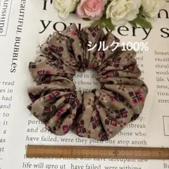 ハンドメイドシュシュ☆モカベージュ柄シルクサテン