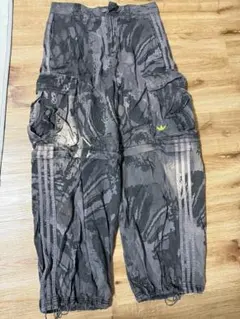 adidas Originals カーゴパンツ 総柄 トレフォイル 3ライン