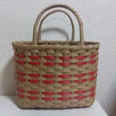 手作り　かごバッグ ベージュ×レッド 編み込みデザインのサムネイル
