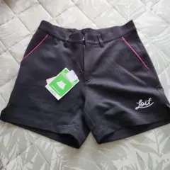 黒のショートパンツ ピンクアクセント