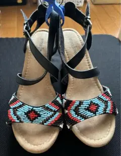 MINNETONKA ウェッジサンダル 黒/多色 ビーズ装飾