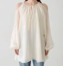 Kastane カットアウトブラウス アイボリーのサムネイル