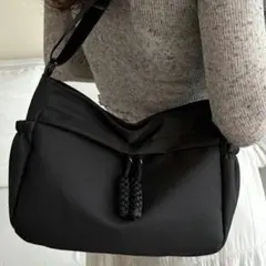 ショルダーバッグ 斜めがけ 斜め掛け 黒 ブラック シンプル 軽量 肩掛け