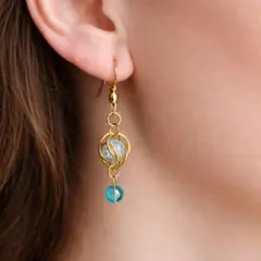 【一点物】幻想ブルーガラス×ゴールドピアス。 揺れる上品ハンドメイド